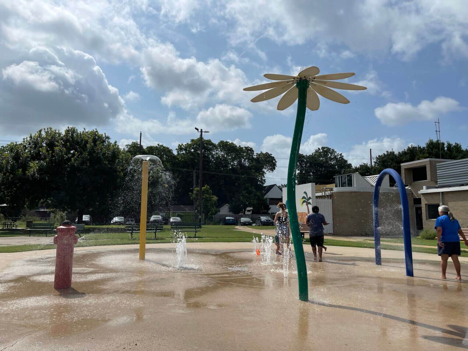 What are the hours for free splash pads in Austin TX