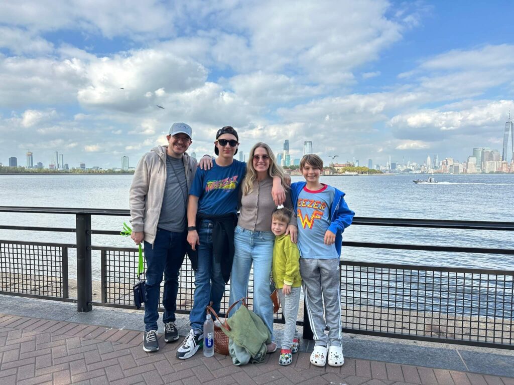 statue of liberty new york skyline